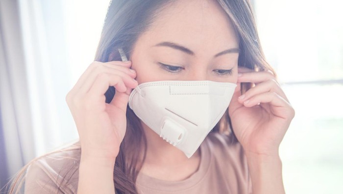 Apakah masih wajib pakai masker? Presiden Joko Widodo resmi mencabut PPKM. Selain itu, ia juga menyampaikan aturan bermasker usai PPKM dicabut.