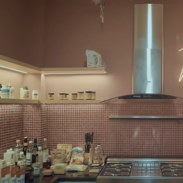 <p>Area dapur dilengkapi dengan warna pastel dengan sentuhan warna peach. Terdapat lampu neon yang menambah kesan cantiknya. Dapur di rumah Marshanda pun <em>instagramable</em>, ya Bun. (Foto: YouTube/MARSHED)</p>