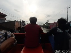 Banjir Kaligawe Putus Akses RSI Sultan Agung, Keluarga Pasien Jalan Kaki 3 Km
