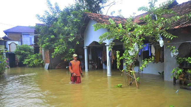 Banjir di Kabupaten Kudus, Jawa Tengah, meluas hingga ke 21 desa yang tersebar di lima kecamatan. Ribuan orang terdampak, ratusan warga mengungsi.