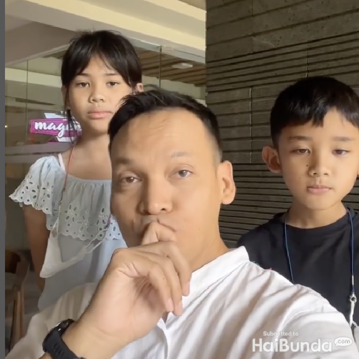 <p>Ben Joshua kerap kali mendapat peran akting sebagai sosok pria muda. Ini karena penampilan aktor kelahiran Manado 42 tahun tampak tak menua, Bunda. Hal itu membuat tak banyak orang tahu kalau ternyata anak-anaknya sudah mulai beranjak besar. (Foto: Instagram @benjoshua_r)</p>