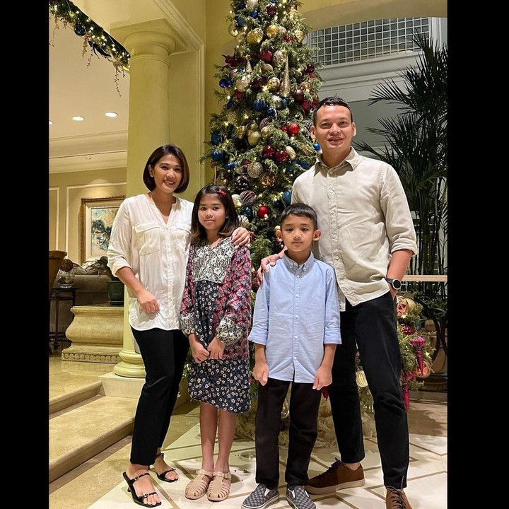 <p>Ben Joshua menikah dengan Elisabeth Nura Paska sejak 2009. Dalam pernikahan tersebut, pasanagan ini dikaruniai dua orang anak. Anak-anak mereka bernama Benaya Maika Rompies dan Ben Caleb John Rompies. (Foto: Instagram @benjoshua_r)<br /><br /><br /></p>