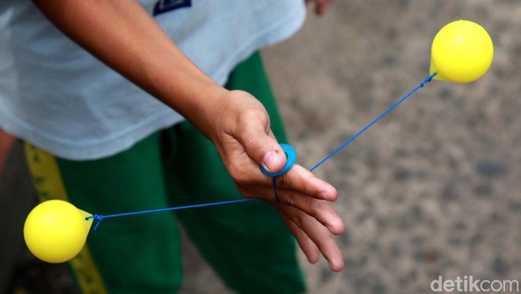 Demam Permainan Lato-lato, Anak-anak Ini Girang Banget! Lato-lato adalah permainan lawas yang kini kembali vilar. Anak-anak di Tangerang, Banten, ini begitu gembira saat memainkannya.