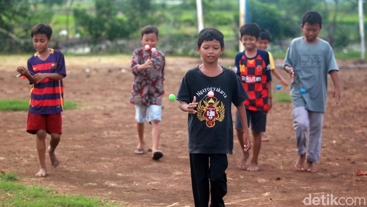 Lato-lato adalah permainan lawas yang kini kembali vilar. Anak-anak di Tangerang, Banten, ini begitu gembira saat memainkannya.