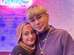 Foto Pelukan Caren Delano dan Desy Ratnasari Jadi Sorotan