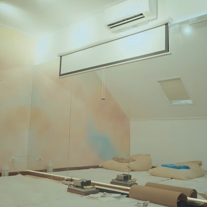 <p>Di lantai paling atas rumah Marshanda disulap menjadi ruang kerja sekaligus ruang santai. Kaca berukuran besar ditempatkan untuk ia berolahraga dan Sienna menari. Ada juga proyektor kecil dan bean bag untuk menonton. (Foto: YouTube/MARSHED)</p>