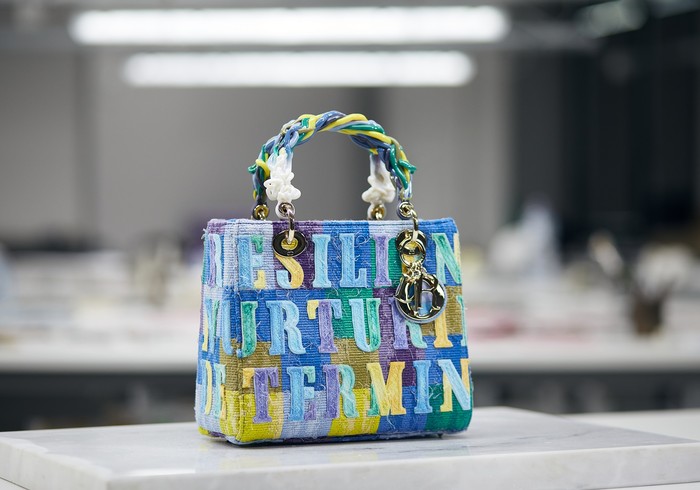 Slogan yang sarat empowerment seperti Resilient, Strong, Loving, dan Determined disematkan Ghada Amer pada kreasi tas Lady Dior rancangannya.Foto: Courtesy of Dior/Harry Eelman