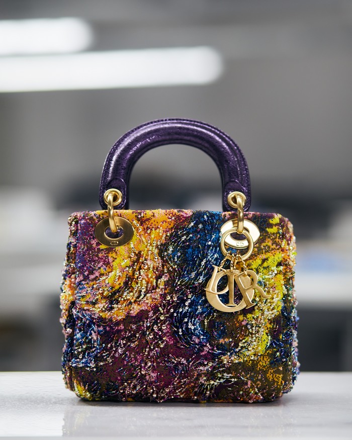 Tekstur jadi focal point dari Lady Dior karya Wang Yuyang yang menampilkannya lewat detail bordir. Foto: Andrea Cenetiempo/Dior