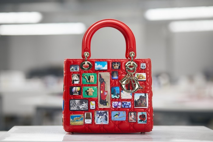 Mempertahankan desain asli, Sara Cwynar menjadikan Lady Dior tak ubahnya sebuah galeri di mana ia memajang sejumlah foto yang ia ambil dari internet. Foto: Courtesy of Dior/Harry Eelman