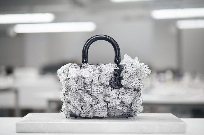 Seniman asal Qatar, Bouthayna Al Muftah menampilkan pendekatan yang konseptual lewat detail menyerupai potongan halaman buku. Foto: Courtesy of Dior/Marion Berrin