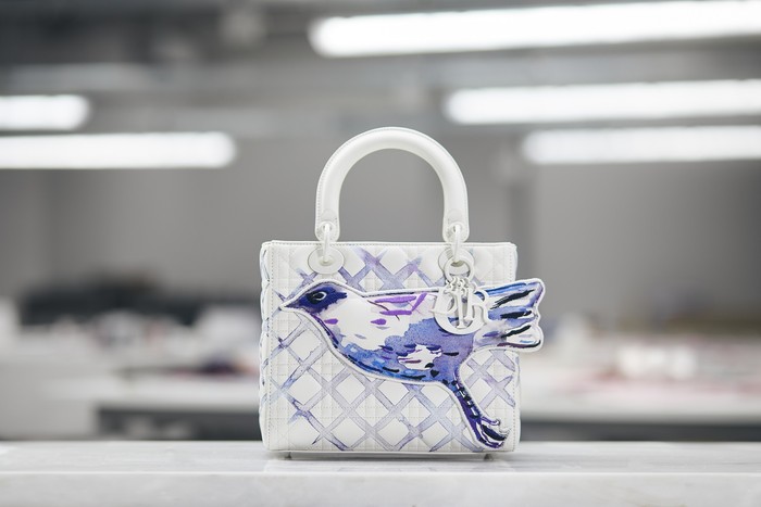 Klasik dan poetic menggambarkan tas Lady Dior karya Francoise Petrovich yang menampilkan detail burung dalam permainan warna yang cantik.Foto: Courtesy of Dior/Marion Berrin
