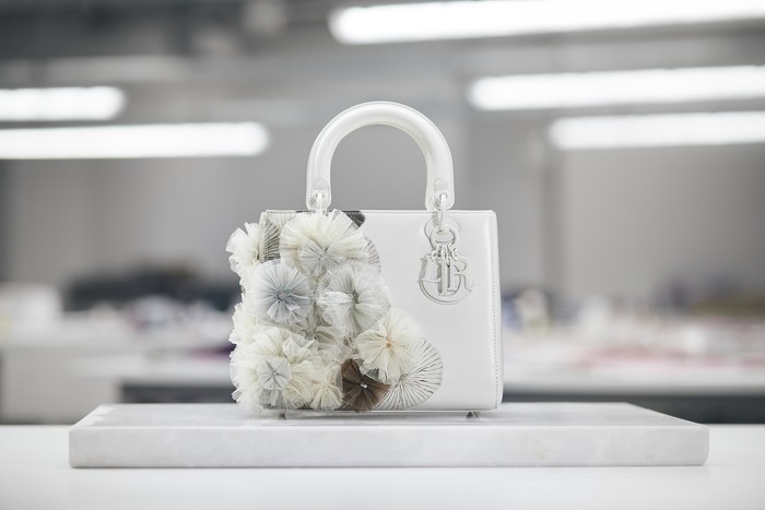 Terinspirasi dari lukisannya bertajuk 'The Street, Minjung Kim menyematkan detail bunga berbahan tulle yang berkesan feminin pada tas Lady Dior.Foto: Courtesy of Dior/Marion Berrin