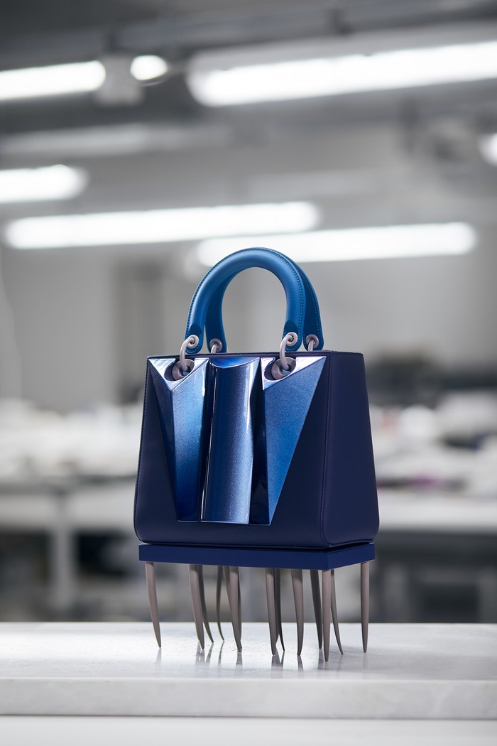 Zhenya Machneva menampilkan permainan siluet arsitektural modern dan material seperti resin dalam kreasi Lady Dior yang edgy. Foto: Courtesy of Dior/Marion Berrin