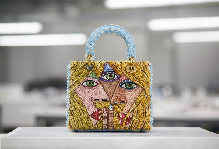 Seniman Brian Calvin menghadirkan ilustrasi sejumlah sosok perempuan dalam permainan detail beads dan sequins yang memberi kesan dramatis tersendiri.Foto: Courtesy of Dior/Pat Martin