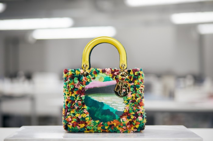 Tekstur juga ditampilkan Shara Hughes yang menampilkan sebuah potret lanskap nan whimsical. Foto: Courtesy of Dior/Tiffany Nicholson