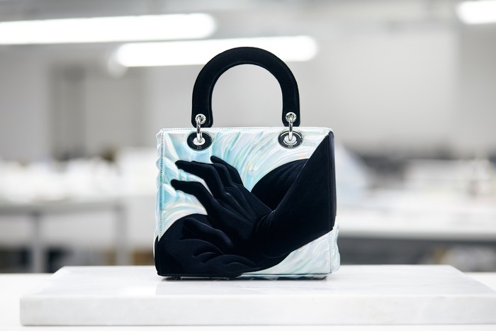 Alex Gardner menghadirkan tas Lady Dior berhiaskan ilustrasi tangan yang tak hanya nyeni tapi juga berkesan cinematic. Foto: Courtesy of Dior/Harry Eelman
