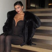 Gaya Selebriti Rayakan Tahun Baru, dari Geng Kendall Jenner Kompak Tampil Seksi hingga Outfit Santai Lily Collins