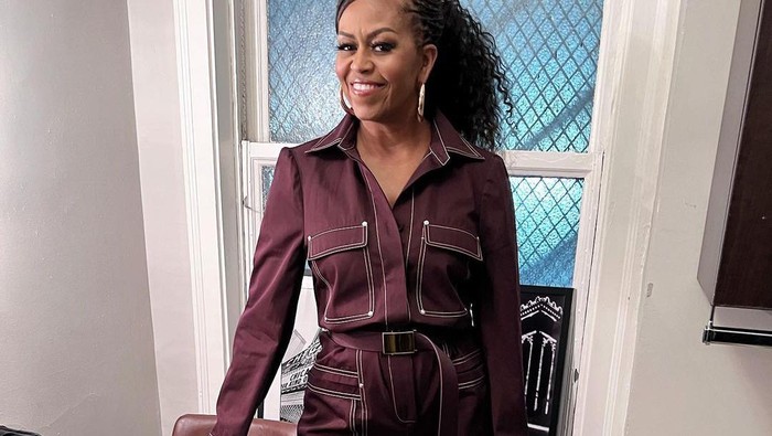 Modis dan Awet Muda! Intip Gaya Michelle Obama Selama Tur Buku 