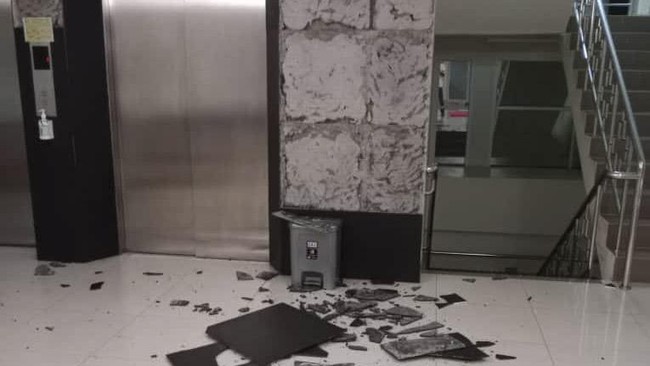 Sejumlah bangunan hotel hingga rumah sakit mengalami kerusakan akibat gempa magnitudo 5,5 yang mengguncang Ibu Kota Papua, Jayapura pada Senin (2/1) siang.