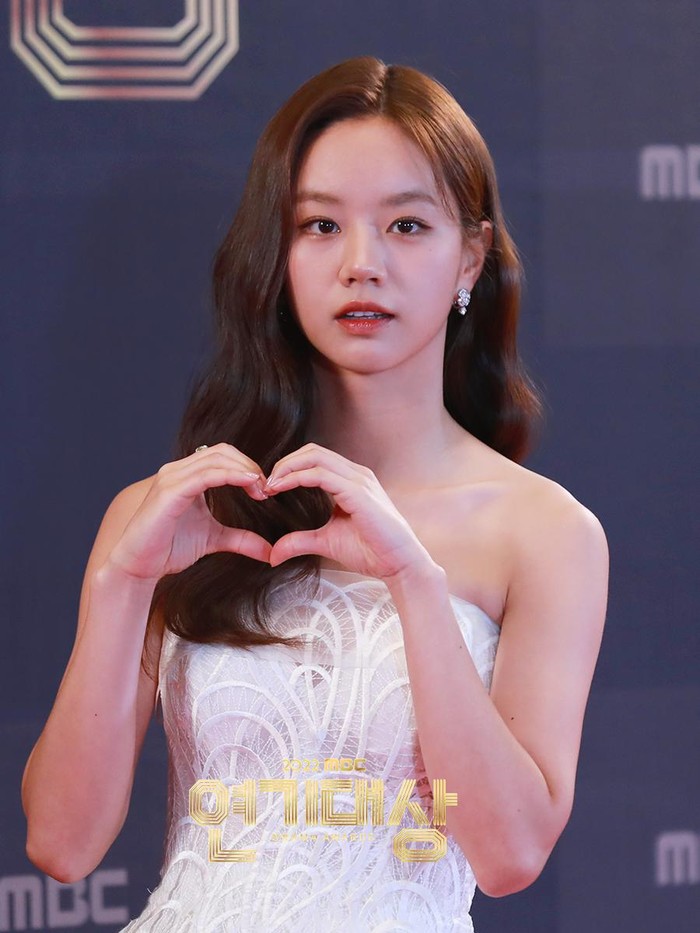Idol-aktris lainnya yaitu Hyeri 'Girl's Day' mengenakan tube dress berwarna putih serta wavy hair yang membuatnya kian elegan./ Foto: soompi.com