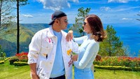 <p>Penyanyi Judika mengakhiri masa lajangnya pada 31 Agustus 2013 dengan menikahi<em> runner-up-</em>1 Puteri Indonesia 2007, Duma Riris Silalahi. (Foto: Instagram @duma_riris)</p>