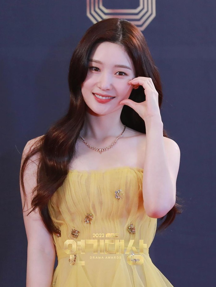 Sukses comeback lewat The Golden Spoon (2022), Jung Chae Yeon tampil manis dengan tube dress berwarna kuning cerah./ Foto: soompi.com
