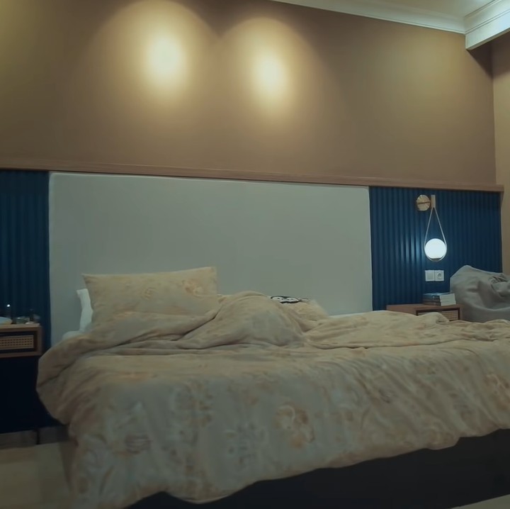<p>Kamar tidur utama Marshanda terlihat luas dan nyaman, ya Bun. Melalui video <em>YouTube</em>-nya, Sienna mengaku Bundanya mengganti seprei tempat tidur setiap minggu. (Foto: YouTube/MARSHED)</p>