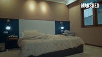 <p>Kamar tidur utama Marshanda terlihat luas dan nyaman, ya Bun. Melalui video <em>YouTube</em>-nya, Sienna mengaku Bundanya mengganti seprei tempat tidur setiap minggu. (Foto: YouTube/MARSHED)</p>