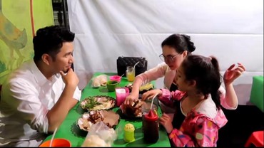 img-title Kantor Digeledah KPK, 7 Potret Emil & Arumi Bachsin Makan di Pinggir Jalan