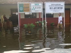 SD di Jati Kudus Kebanjiran, Siswa Belajar Online di Pengungsian