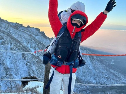 Keren! Artis Cantik Lee Si Young Daki Gunung Tertinggi di Korea Sambil Gendong Anak