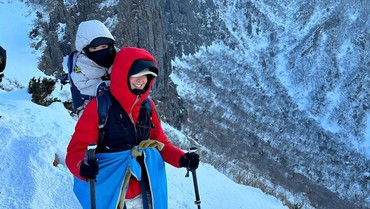 Sempat Pro Kontra, Lee Si Young Bagikan Foto Mendaki Gunung Bareng Anak