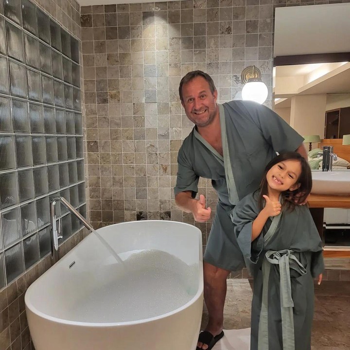 <p>Putri Lia Waode kini tumbuh besar, Bunda. Alexa kini sudah berusia 8 tahun. Seperti anak-anak pada umumnya, gadis berparas bule ini sangat aktif. (Foto: Instagram @liawaode)<br /><br /><br /></p>
