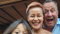 <p>Kehidupan Lia bersama keluarga kecilnya tampak sangat bahagia di Pulau Dewata ya, Bunda? Kita doakan, semoga mereka selalu sehat, ya. (Foto: Instagram @liawaode)</p>