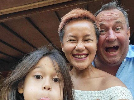 Potret Lia Waode Bersama Suami Bule & Putri Semata Wayang, Fresh Berambut Pendek