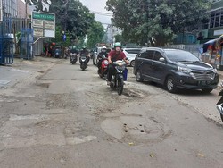 Geger Sumur Resapan Bikin Truk Molen Terperosok Menutup Jalan