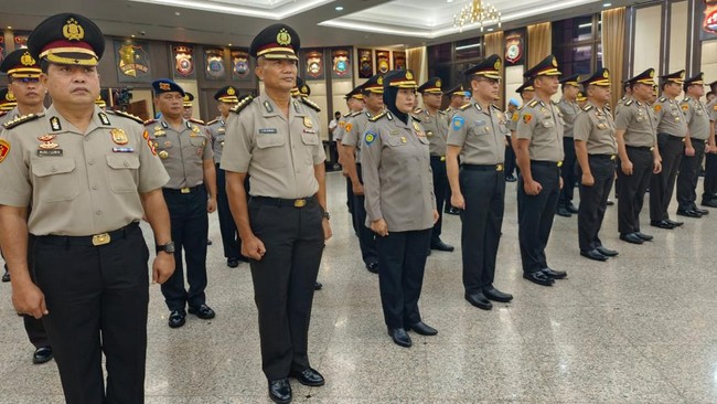 Sebanyak 1.274 personel Polda Metro Jaya mendapat kenaikan pangkat di momen Hari Bhayangkara ke-78.
