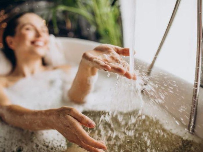Perempuan berendam di bathtub