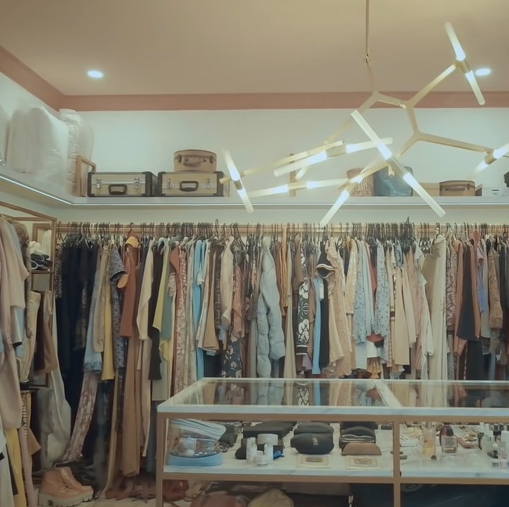 <p>Marshanda menyimpan semua baju, perhiasan, parfum, aksesoris, dan sepatunya di walk-in closetnya dengan rapi. Sebelum menjadi walk in closet, ruang ini ternyata kamar utama, Bun. (Foto: YouTube/MARSHED)</p>