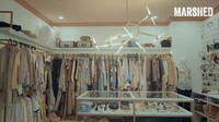 <p>Marshanda menyimpan semua baju, perhiasan, parfum, aksesoris, dan sepatunya di walk-in closetnya dengan rapi. Sebelum menjadi walk in closet, ruang ini ternyata kamar utama, Bun. (Foto: YouTube/MARSHED)</p>