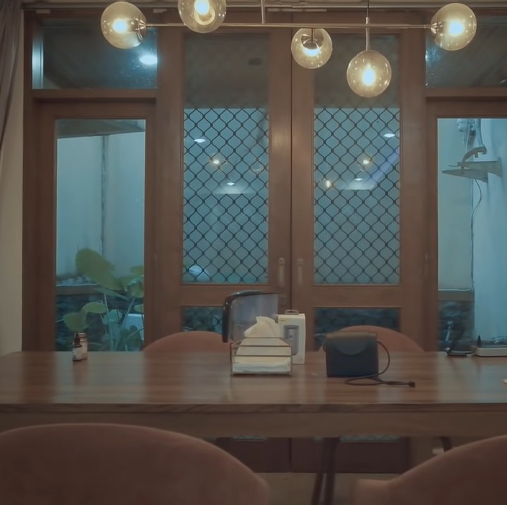 <p>Masih satu tema warna dengan dapurnya, ruang makan dan meja makan dihias dengan furnitur kayu berwarna cokelat tua. Dekorasi lampu di atas meja makan pun menambah kesan <em>aesthetic</em>. (Foto: YouTube/MARSHED)</p>