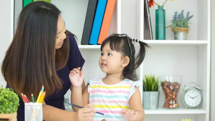 Mengajak anak berinteraksi/ Foto: freepik.com/jcomp