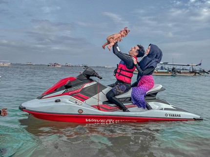 5 Potret Ria Ricis Ajak Moana Naik Jetski di Usia 5 Bulan, Tuai Pro Kontra Netizen