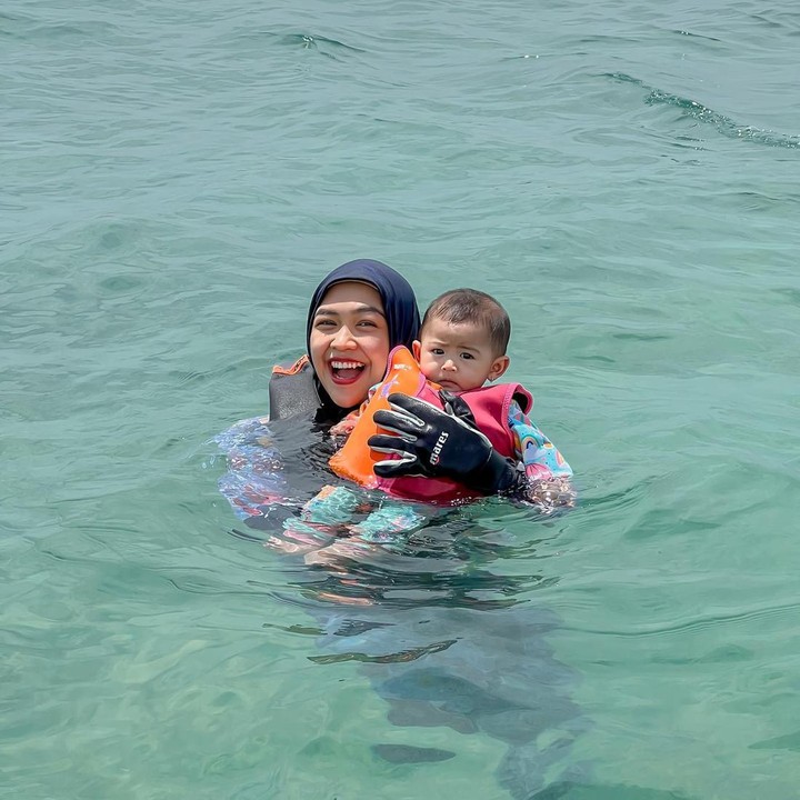 <p>Ria Ricis tengah menikmati pergantian tahun dengan pergi berlibur bersama sang putri, Cut Raifa Aramoana. Ricis mengajak bayinya yang masih berusia 5 bulan menikmati wisata bahari dengan pergi ke laut. (Foto: Instagram @riaricis1795)</p>