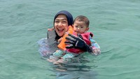 <p>Ria Ricis tengah menikmati pergantian tahun dengan pergi berlibur bersama sang putri, Cut Raifa Aramoana. Ricis mengajak bayinya yang masih berusia 5 bulan menikmati wisata bahari dengan pergi ke laut. (Foto: Instagram @riaricis1795)</p>