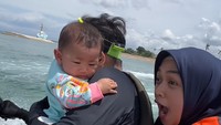 <p>Saat Teuku Ryan menambah kecepatan jetski, Ria Ricis sontak berteriak terkejut. Namun, Moana masih tak bereaksi dan justru mengantuk, Bunda. Tingkah Ria Ricis ini lagi-lagi mendapat pro dan kontra dari netizen. Banyak yang menganggap jika berbahaya membawa anak bayi bermain jetski. <em>"Baru kali ini liat konten main jet ski bawa bayi ngeri kali ya bukannya keselamatan anak itu lebih penting,"</em> tulis salah satu komentar netizen @hi*****.  (Foto: Instagram @riaricis1795)</p>