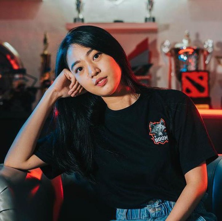 <p>Nona mengatakan bahwa sejak kecil ia sudah hobi bermain game. Meski begitu, ia mengaku belum bisa menjadi pemain game profesional. "(Hobi) Senang banget dari umur empat tahun jadi suka banget main game," bebernya.(Foto: Instagram @nonaberlian14)<br /><br /><br /></p>