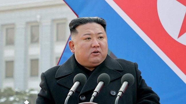 Warga enggan memanggil Kim Jong Un sebagai 'Ayah yang Terhormat' karena dianggap masih muda dan mirip seperti pemujaan.