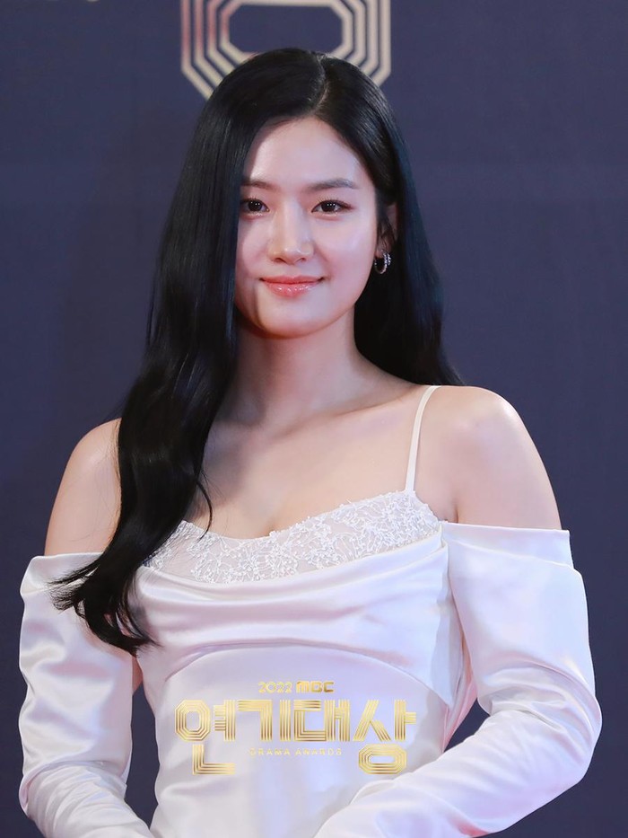 Aktris dari drama on-going The Forbidden Marriage (2022), Park Ju Hyun tampil menawan dengan outfit model off-shoulder berwarna putih. Ia sukses memenangkan kategori Excellence Award (Miniseries)./ Foto: soompi.com