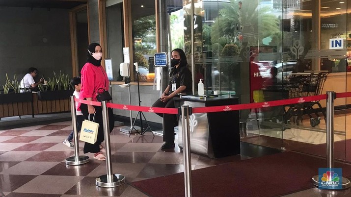 Pengunjung pusat perbelanjaan juga terlihat di Pondok Indah Mall 1 pada (2/1/2023). Meskipun PPKM telah dicabut para pengunjung mall tetap mematuhi peraturan dengan menggunakan masker saat berkeliling mall. (CNBC Indonesia/Andrean Kristianto)